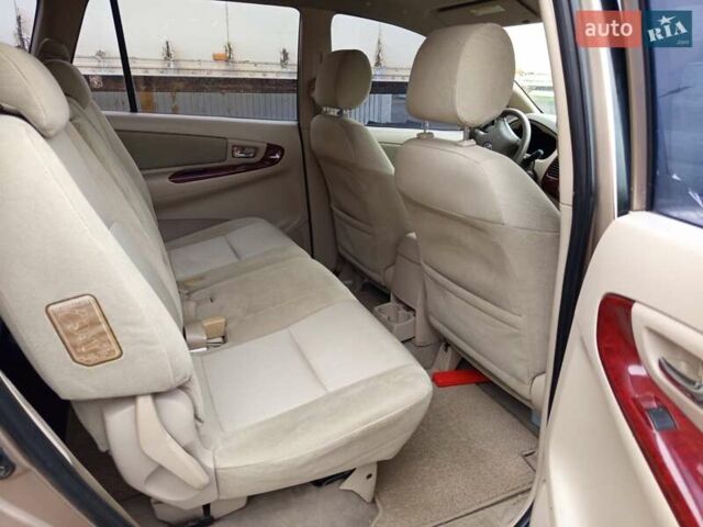 Бежевый Тойота Инова, объемом двигателя 2.7 л и пробегом 300 тыс. км за 7500 $, фото 9 на Automoto.ua