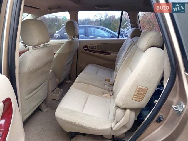 Бежевый Тойота Инова, объемом двигателя 2.7 л и пробегом 300 тыс. км за 7500 $, фото 5 на Automoto.ua