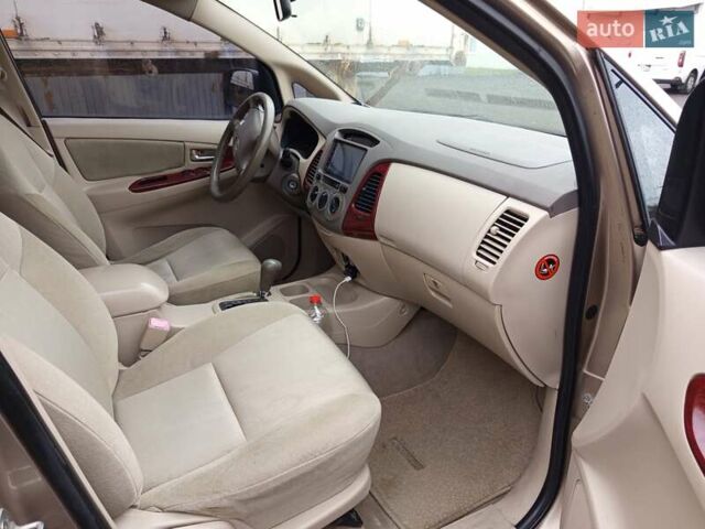 Бежевый Тойота Инова, объемом двигателя 2.7 л и пробегом 300 тыс. км за 7500 $, фото 10 на Automoto.ua