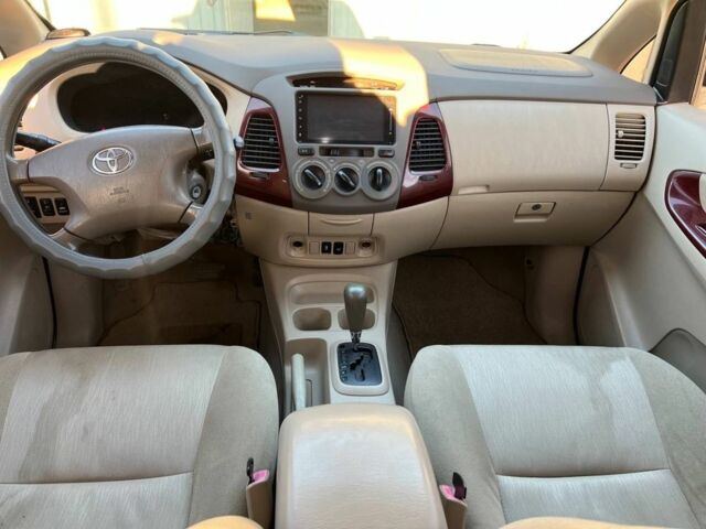 Бежевый Тойота Инова, объемом двигателя 2.7 л и пробегом 300 тыс. км за 6200 $, фото 3 на Automoto.ua