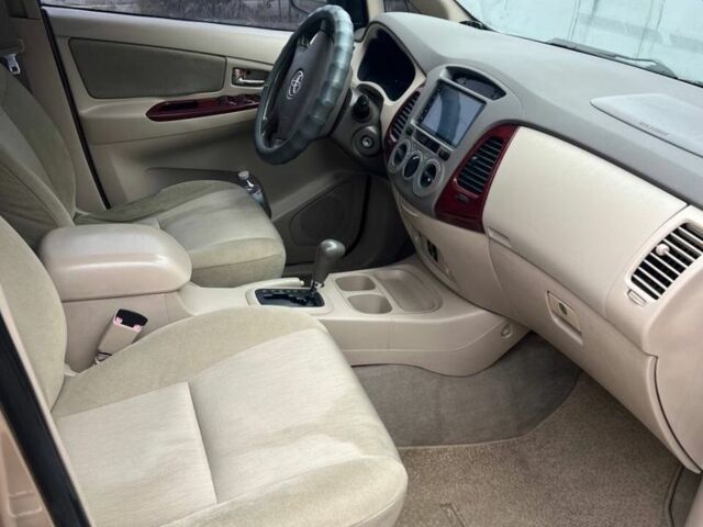 Бежевый Тойота Инова, объемом двигателя 2.7 л и пробегом 300 тыс. км за 6200 $, фото 5 на Automoto.ua