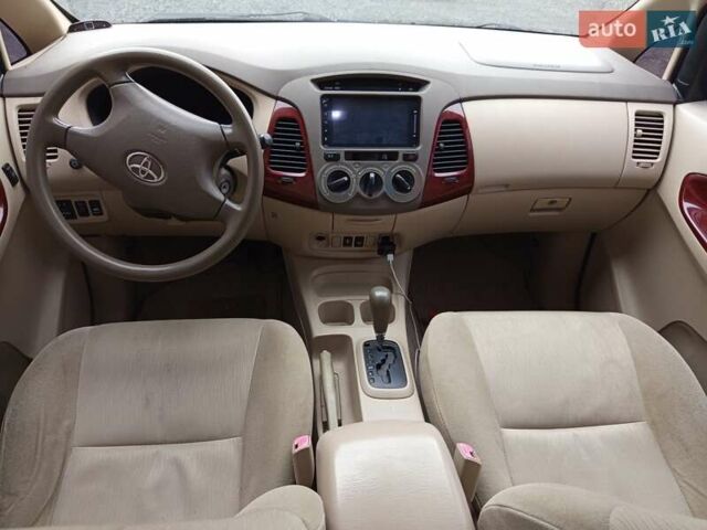 Бежевый Тойота Инова, объемом двигателя 2.7 л и пробегом 300 тыс. км за 7500 $, фото 6 на Automoto.ua