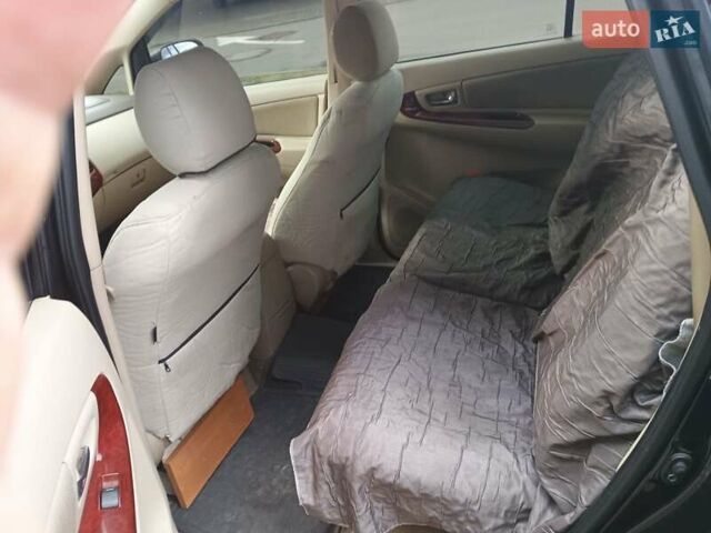 Чорний Тойота Інова, об'ємом двигуна 2.69 л та пробігом 213 тис. км за 7700 $, фото 7 на Automoto.ua