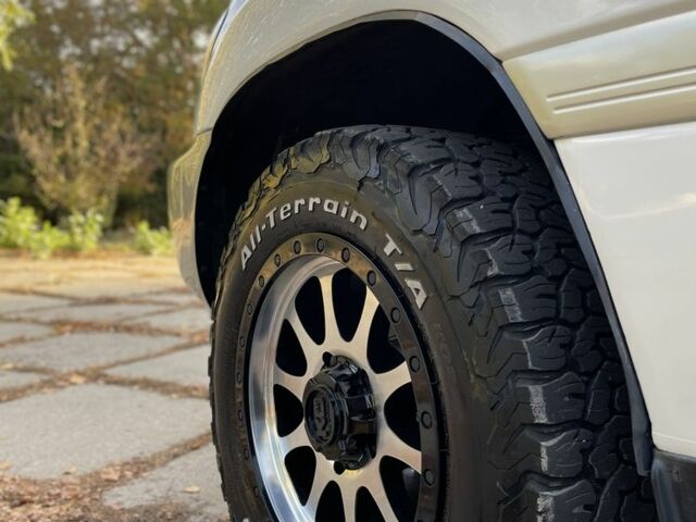 Білий Тойота Ленд Крузер 100, об'ємом двигуна 4.5 л та пробігом 330 тис. км за 15000 $, фото 13 на Automoto.ua