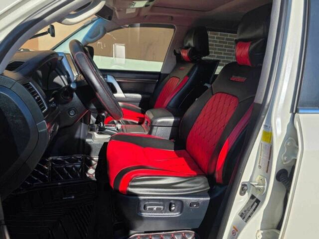 Белый Тойота Ленд Крузер 100, объемом двигателя 5.7 л и пробегом 80 тыс. км за 32000 $, фото 7 на Automoto.ua