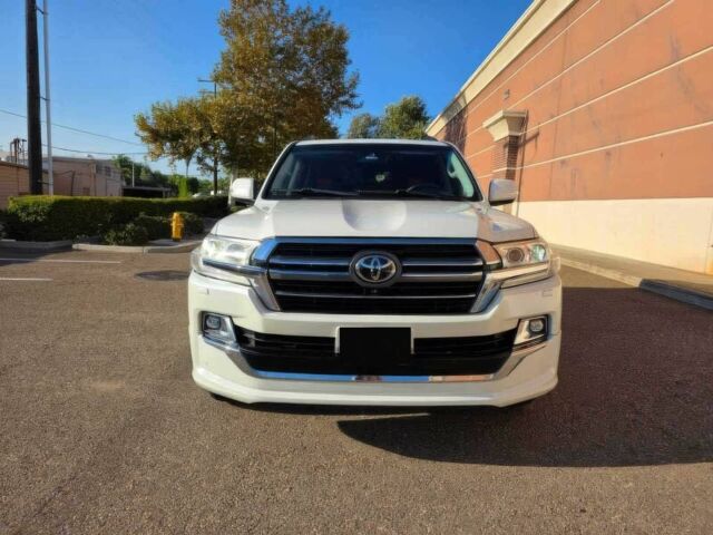 Белый Тойота Ленд Крузер 100, объемом двигателя 5.7 л и пробегом 80 тыс. км за 32000 $, фото 1 на Automoto.ua