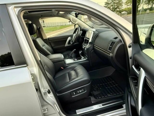 Белый Тойота Ленд Крузер 100, объемом двигателя 5.7 л и пробегом 59 тыс. км за 22000 $, фото 11 на Automoto.ua