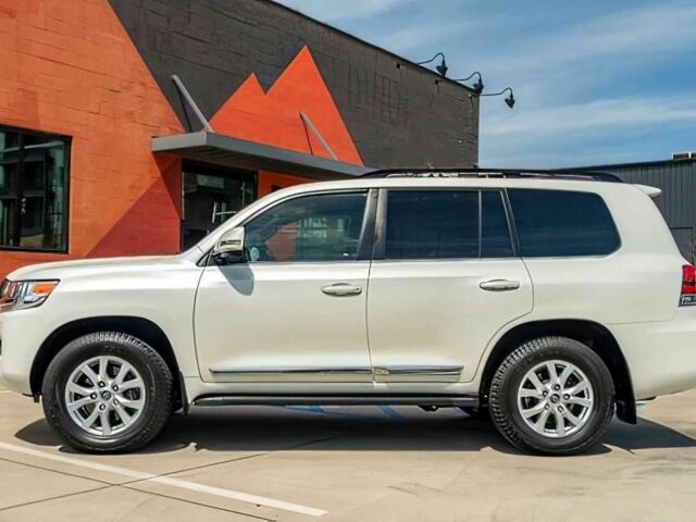 Белый Тойота Ленд Крузер 100, объемом двигателя 5.7 л и пробегом 40 тыс. км за 22000 $, фото 3 на Automoto.ua