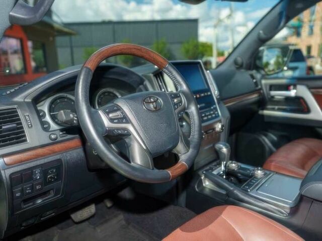 Белый Тойота Ленд Крузер 100, объемом двигателя 5.7 л и пробегом 24 тыс. км за 46000 $, фото 6 на Automoto.ua