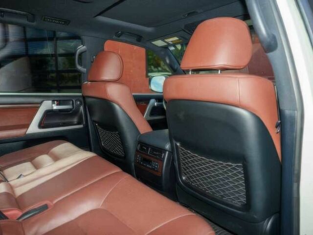 Белый Тойота Ленд Крузер 100, объемом двигателя 5.7 л и пробегом 24 тыс. км за 46000 $, фото 10 на Automoto.ua