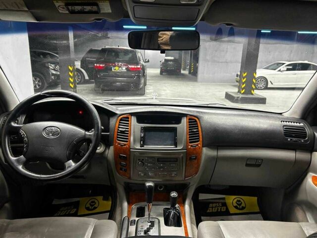 Серый Тойота Ленд Крузер 100, объемом двигателя 4.7 л и пробегом 385 тыс. км за 10200 $, фото 9 на Automoto.ua