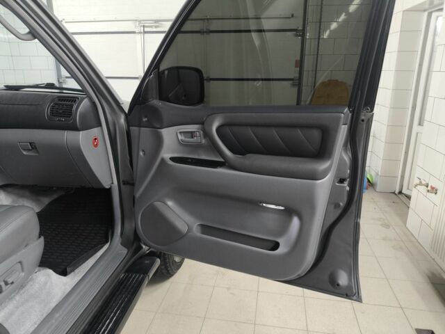 Серый Тойота Ленд Крузер 100, объемом двигателя 4.7 л и пробегом 338 тыс. км за 15900 $, фото 5 на Automoto.ua