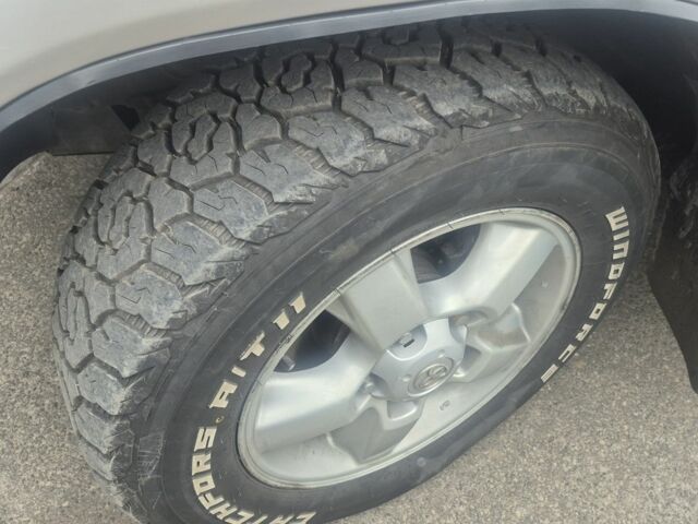 Серый Тойота Ленд Крузер 100, объемом двигателя 4.2 л и пробегом 437 тыс. км за 18800 $, фото 5 на Automoto.ua