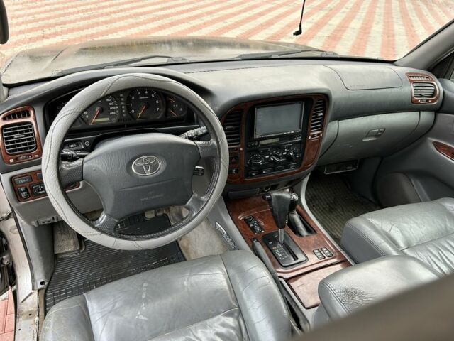 Серый Тойота Ленд Крузер 100, объемом двигателя 4.7 л и пробегом 300 тыс. км за 5950 $, фото 10 на Automoto.ua