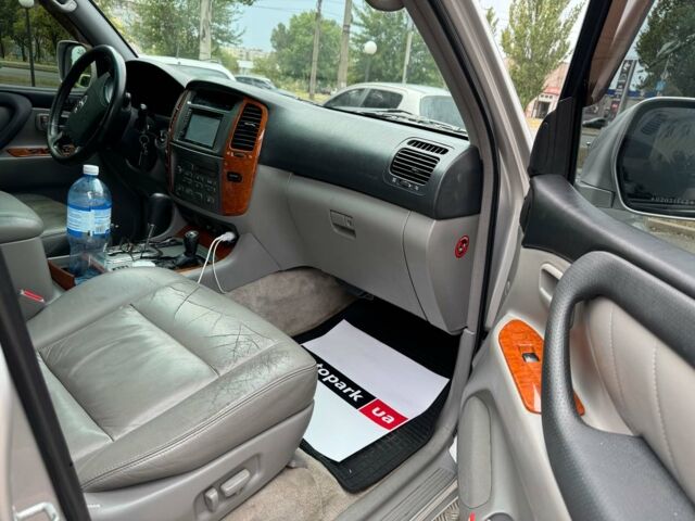 Серый Тойота Ленд Крузер 100, объемом двигателя 4.7 л и пробегом 390 тыс. км за 14990 $, фото 17 на Automoto.ua