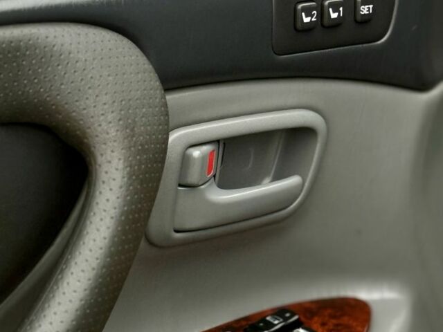 Серый Тойота Ленд Крузер 100, объемом двигателя 4.7 л и пробегом 390 тыс. км за 11650 $, фото 5 на Automoto.ua