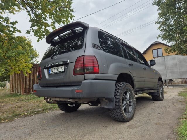 Серый Тойота Ленд Крузер 100, объемом двигателя 4.2 л и пробегом 453 тыс. км за 16500 $, фото 4 на Automoto.ua