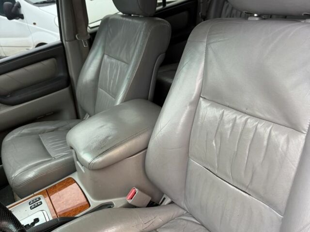 Серый Тойота Ленд Крузер 100, объемом двигателя 4.7 л и пробегом 377 тыс. км за 9500 $, фото 15 на Automoto.ua