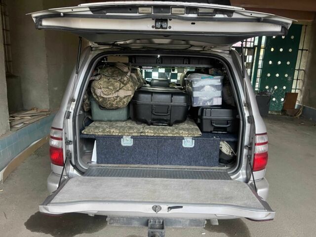 Серый Тойота Ленд Крузер 100, объемом двигателя 4.7 л и пробегом 333 тыс. км за 14800 $, фото 7 на Automoto.ua