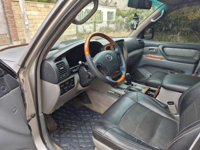 Серый Тойота Ленд Крузер 100, объемом двигателя 4.2 л и пробегом 453 тыс. км за 16500 $, фото 11 на Automoto.ua