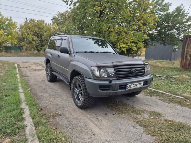 Серый Тойота Ленд Крузер 100, объемом двигателя 4.2 л и пробегом 453 тыс. км за 16500 $, фото 2 на Automoto.ua