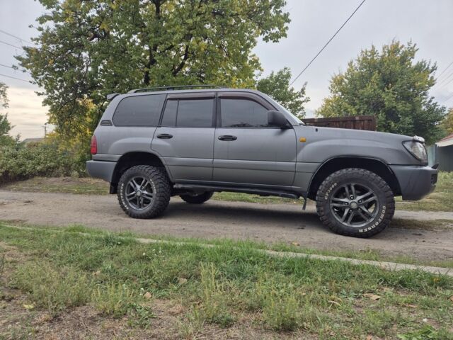 Серый Тойота Ленд Крузер 100, объемом двигателя 4.2 л и пробегом 453 тыс. км за 16500 $, фото 3 на Automoto.ua
