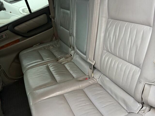 Серый Тойота Ленд Крузер 100, объемом двигателя 4.7 л и пробегом 377 тыс. км за 9500 $, фото 16 на Automoto.ua