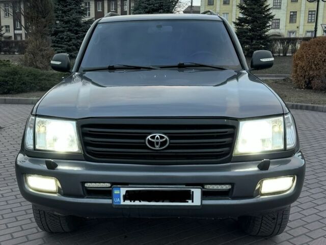 Серый Тойота Ленд Крузер 100, объемом двигателя 4.7 л и пробегом 440 тыс. км за 12500 $, фото 1 на Automoto.ua