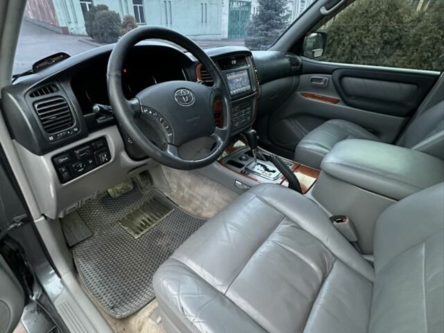 Серый Тойота Ленд Крузер 100, объемом двигателя 4.7 л и пробегом 440 тыс. км за 12500 $, фото 7 на Automoto.ua