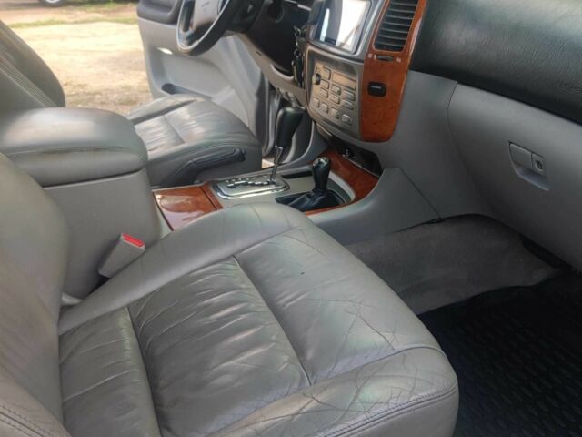 Серый Тойота Ленд Крузер 100, объемом двигателя 4.7 л и пробегом 343 тыс. км за 16900 $, фото 10 на Automoto.ua