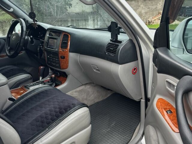 Серый Тойота Ленд Крузер 100, объемом двигателя 4.7 л и пробегом 335 тыс. км за 26500 $, фото 8 на Automoto.ua