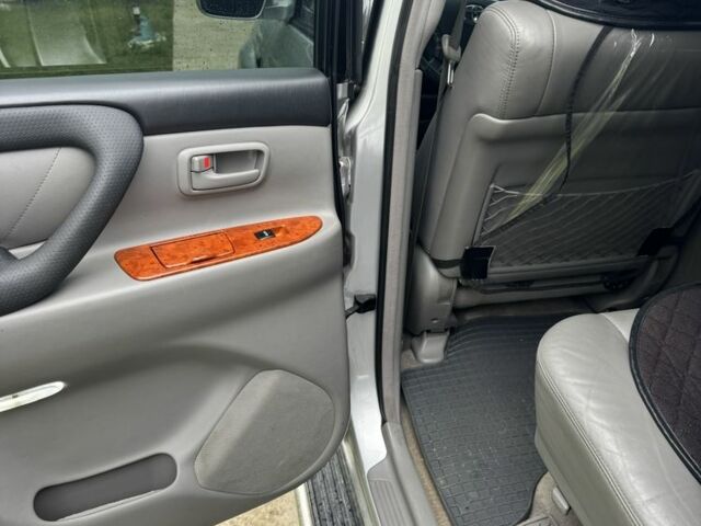 Серый Тойота Ленд Крузер 100, объемом двигателя 4.7 л и пробегом 335 тыс. км за 26500 $, фото 11 на Automoto.ua