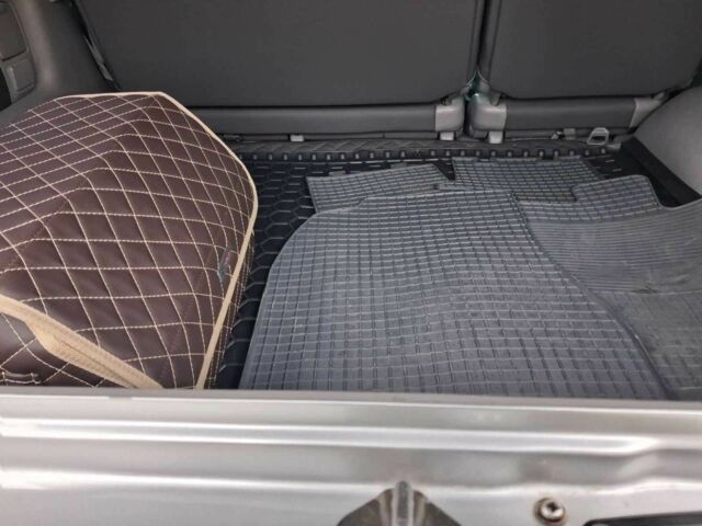 Серый Тойота Ленд Крузер 100, объемом двигателя 4.2 л и пробегом 363 тыс. км за 23500 $, фото 11 на Automoto.ua