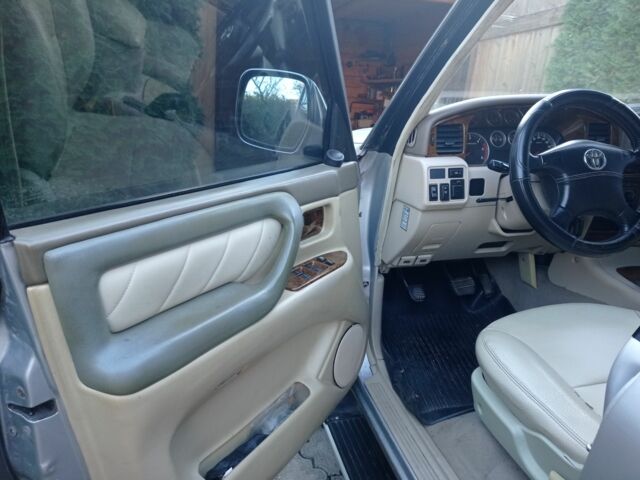 Серый Тойота Ленд Крузер 100, объемом двигателя 2.8 л и пробегом 210 тыс. км за 9999 $, фото 5 на Automoto.ua