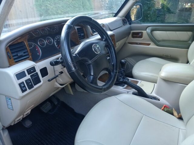 Серый Тойота Ленд Крузер 100, объемом двигателя 2.8 л и пробегом 210 тыс. км за 9999 $, фото 4 на Automoto.ua