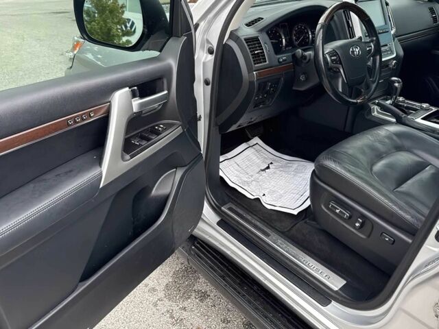 Серый Тойота Ленд Крузер 100, объемом двигателя 5.7 л и пробегом 42 тыс. км за 13000 $, фото 9 на Automoto.ua