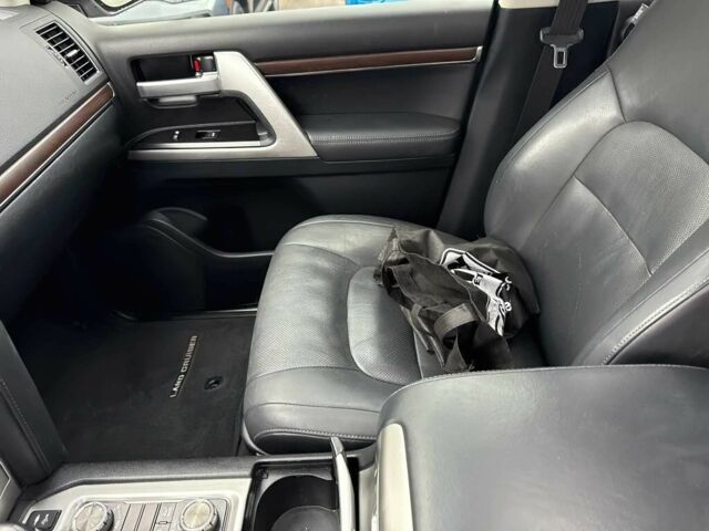 Серый Тойота Ленд Крузер 100, объемом двигателя 5.7 л и пробегом 42 тыс. км за 13000 $, фото 11 на Automoto.ua