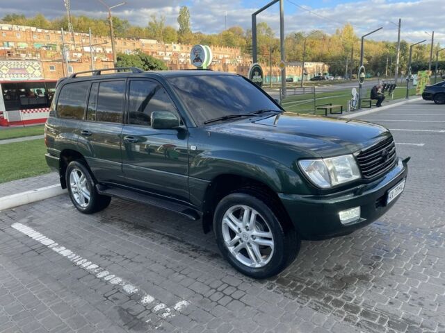 Зеленый Тойота Ленд Крузер 100, объемом двигателя 4.7 л и пробегом 300 тыс. км за 12000 $, фото 1 на Automoto.ua