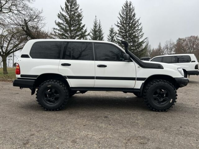 Серый Тойота Ленд Крузер 105, объемом двигателя 4.5 л и пробегом 210 тыс. км за 23000 $, фото 3 на Automoto.ua