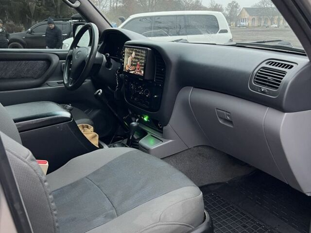 Серый Тойота Ленд Крузер 105, объемом двигателя 4.5 л и пробегом 210 тыс. км за 23000 $, фото 10 на Automoto.ua