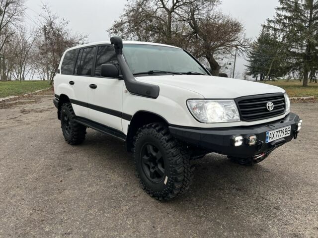 Серый Тойота Ленд Крузер 105, объемом двигателя 4.5 л и пробегом 210 тыс. км за 23000 $, фото 2 на Automoto.ua