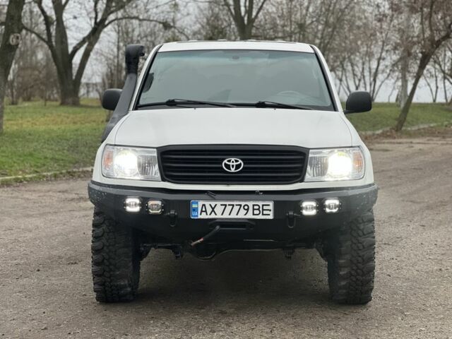 Серый Тойота Ленд Крузер 105, объемом двигателя 4.5 л и пробегом 210 тыс. км за 23000 $, фото 1 на Automoto.ua