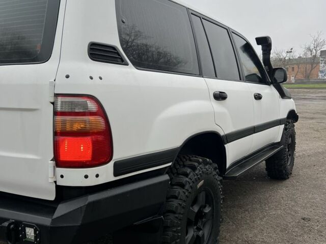 Серый Тойота Ленд Крузер 105, объемом двигателя 4.5 л и пробегом 210 тыс. км за 23000 $, фото 9 на Automoto.ua