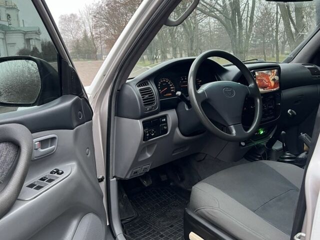 Серый Тойота Ленд Крузер 105, объемом двигателя 4.5 л и пробегом 210 тыс. км за 23000 $, фото 11 на Automoto.ua