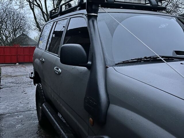 Серый Тойота Ленд Крузер 105, объемом двигателя 4.2 л и пробегом 3 тыс. км за 25000 $, фото 4 на Automoto.ua