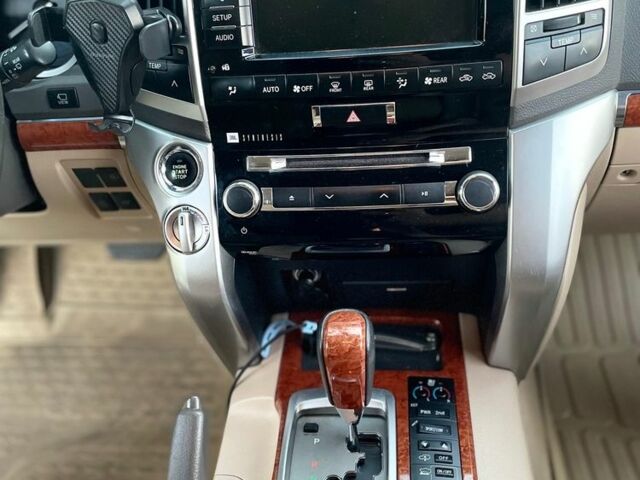 Белый Тойота Ленд Крузер 200, объемом двигателя 4.6 л и пробегом 193 тыс. км за 32500 $, фото 7 на Automoto.ua