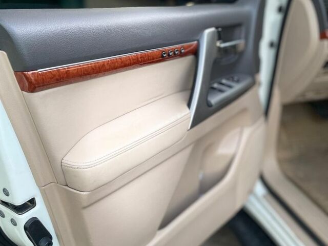 Белый Тойота Ленд Крузер 200, объемом двигателя 4.6 л и пробегом 193 тыс. км за 32500 $, фото 3 на Automoto.ua