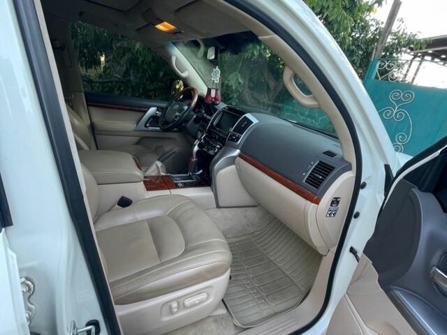 Белый Тойота Ленд Крузер 200, объемом двигателя 4.6 л и пробегом 193 тыс. км за 32500 $, фото 4 на Automoto.ua