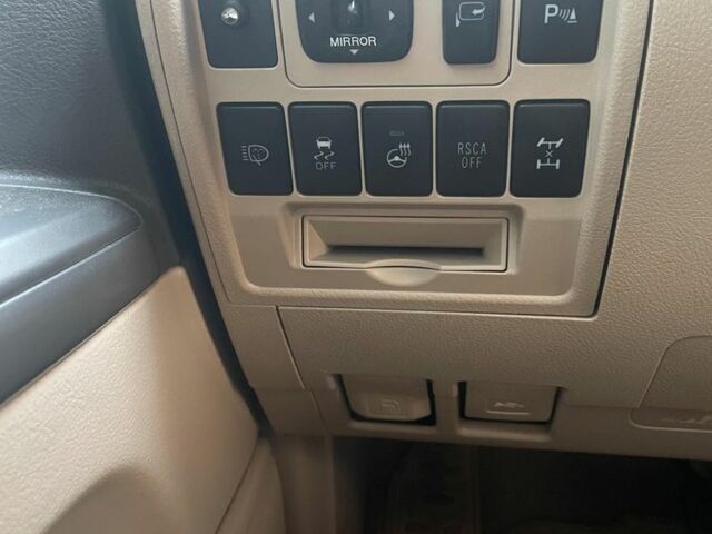 Белый Тойота Ленд Крузер 200, объемом двигателя 4.6 л и пробегом 193 тыс. км за 32500 $, фото 9 на Automoto.ua