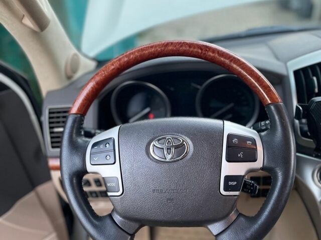 Белый Тойота Ленд Крузер 200, объемом двигателя 4.6 л и пробегом 193 тыс. км за 32500 $, фото 2 на Automoto.ua